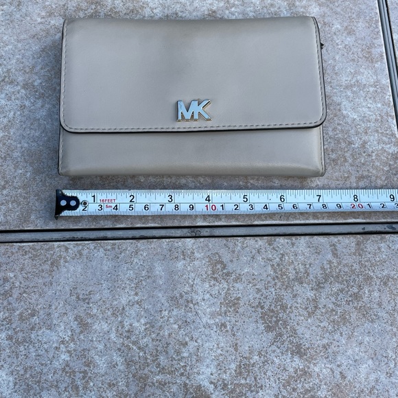 MICHAEL Michael Kors
Medium Carryall Tri-Fold Wallet - Picture 2 of 16